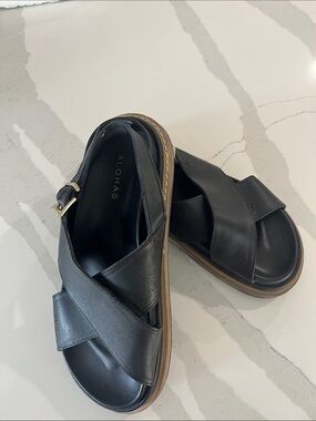 ALOHAS Black Crisscross Leather Sandal